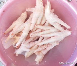 看着电视，吃着自己做出来的卤鸡爪，这种卤鸡爪当零食还不错