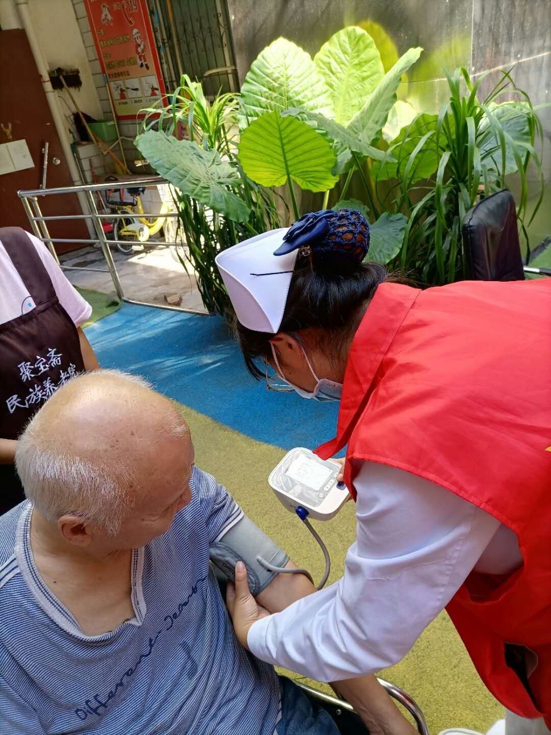 关爱老人,情暖夕阳:开封市人民医院中医科走进聚宝斋民族养老院