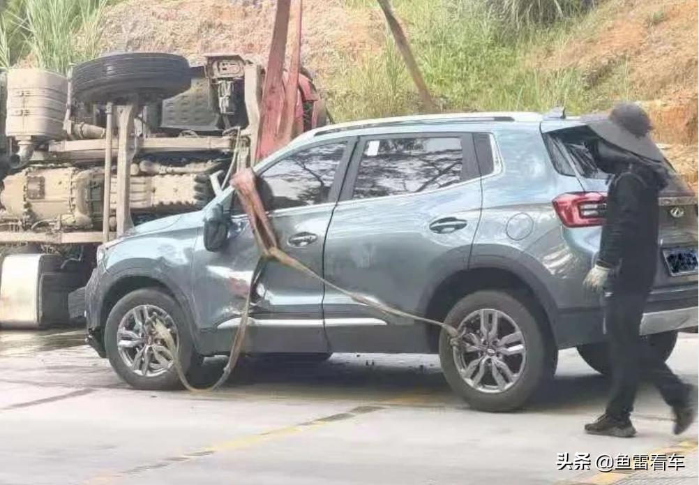 角度刁钻，奇瑞瑞虎5x碰撞重卡车顶，网友：跑山路累了躺下休息