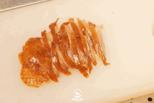 烤鸭最酥的一块鸭皮酥到了极点,味道纯正的烤鸭肉质鲜嫩