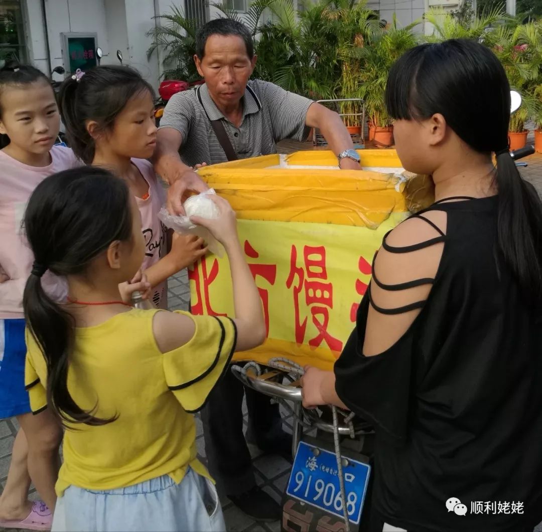 开封一个老人卖饼挣了六套房子,河南农民海口卖馒头