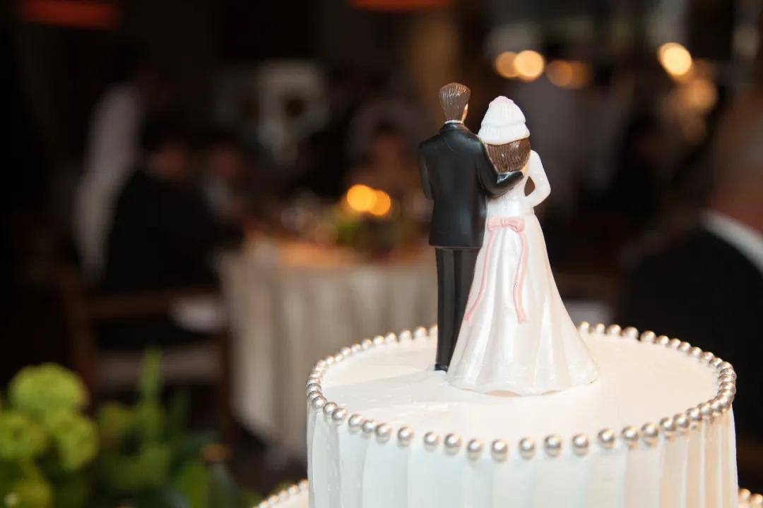 婚庆公司临时换人怎么办,婚礼录像造成精神损失如何赔偿