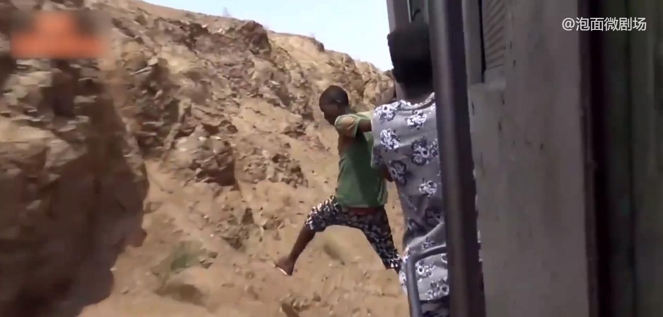 非洲的奇葩铁路：火车照明靠手电筒，不脱轨就是中大奖！纪录片