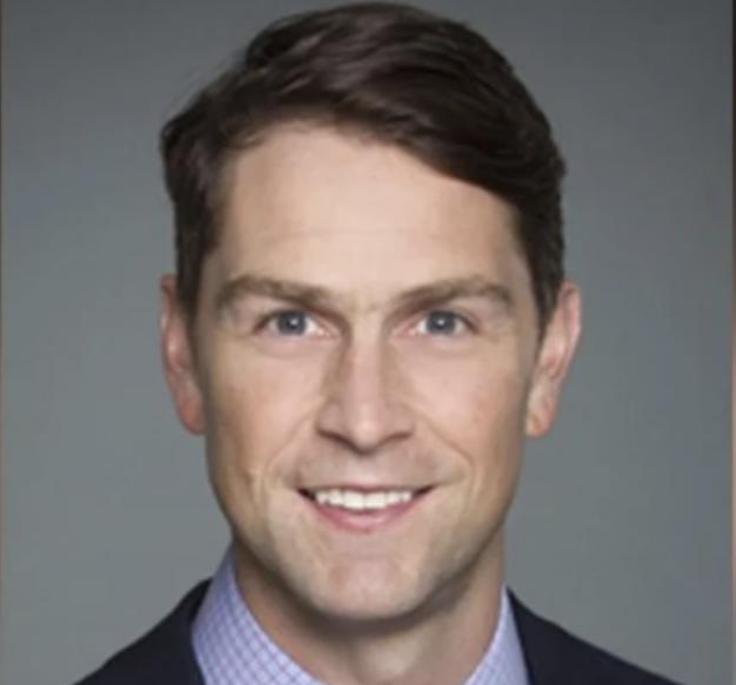 裸露成癖？加拿大议员又“火”了，全裸出镜会议后又在镜头前小便