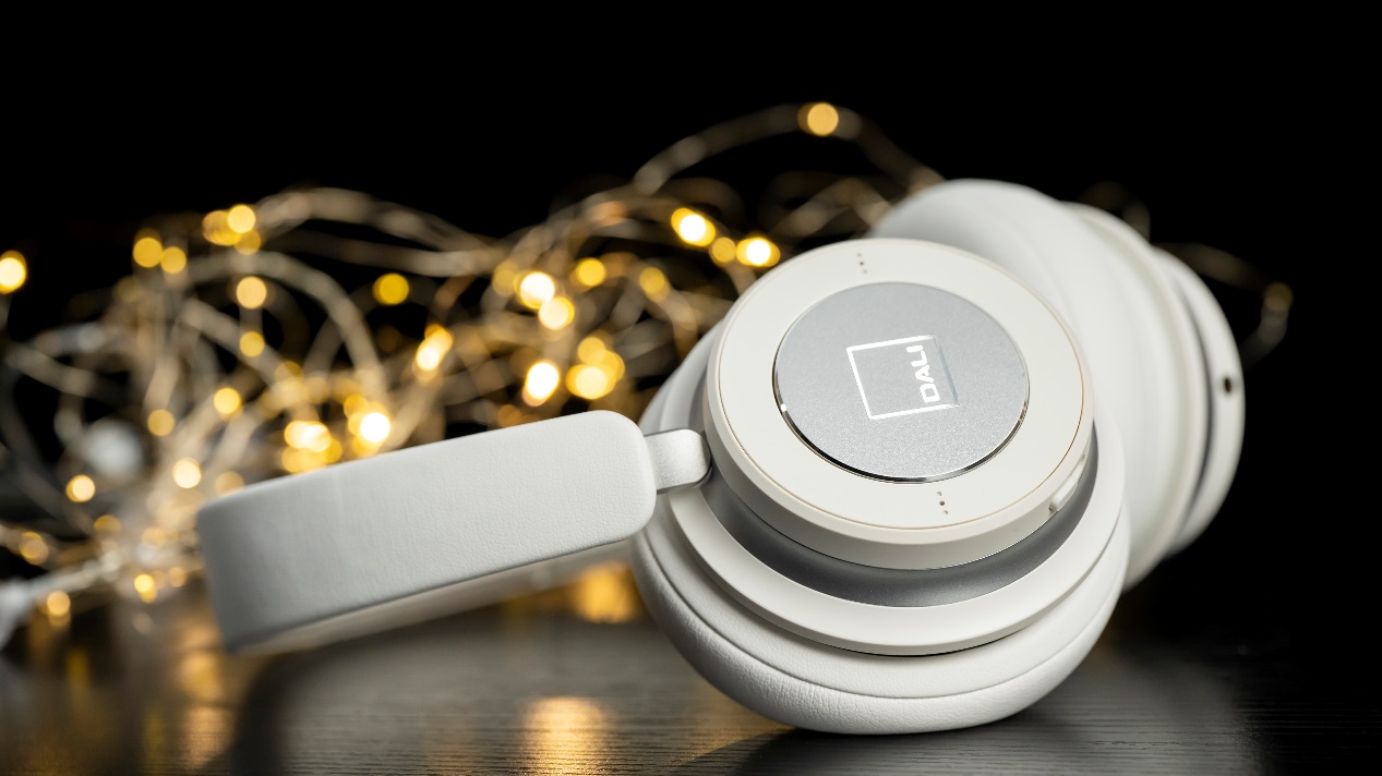 为什么说DALI头戴式耳机IO-6能有堪比影院级别的音质效果