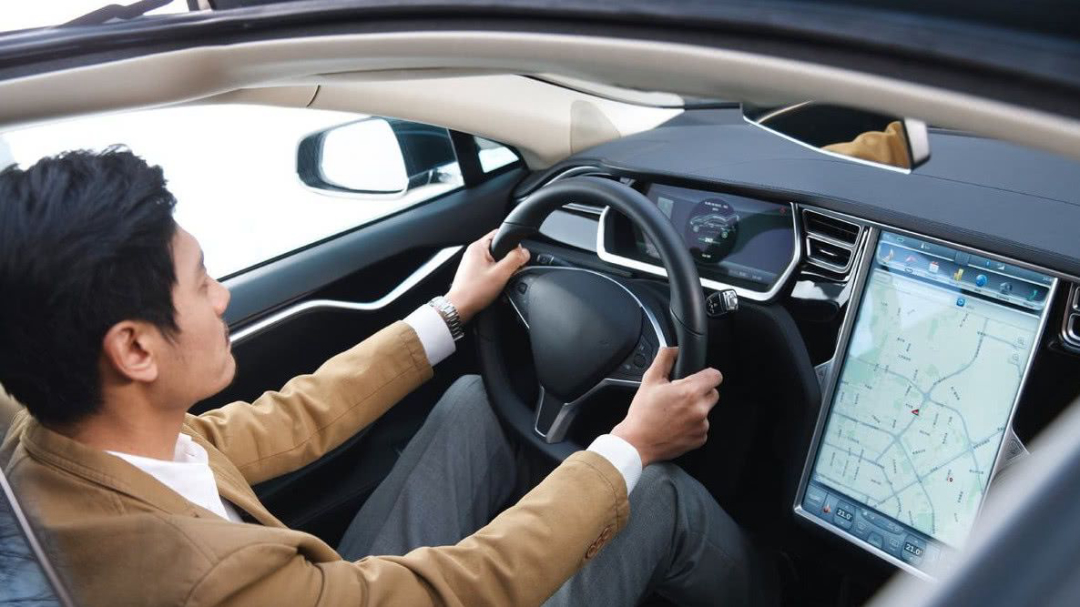 刹车油门同时踩会发生什么后果,开车时刹车和离合一起踩会怎样