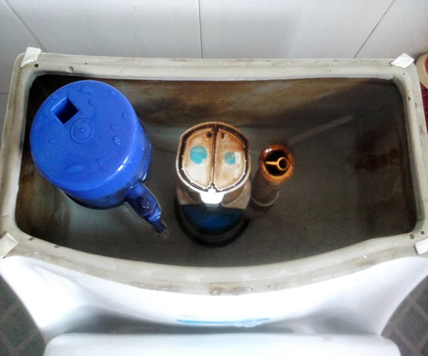 马桶水箱漏水马桶中看不到流水,马桶接水管与马桶的连接处漏水