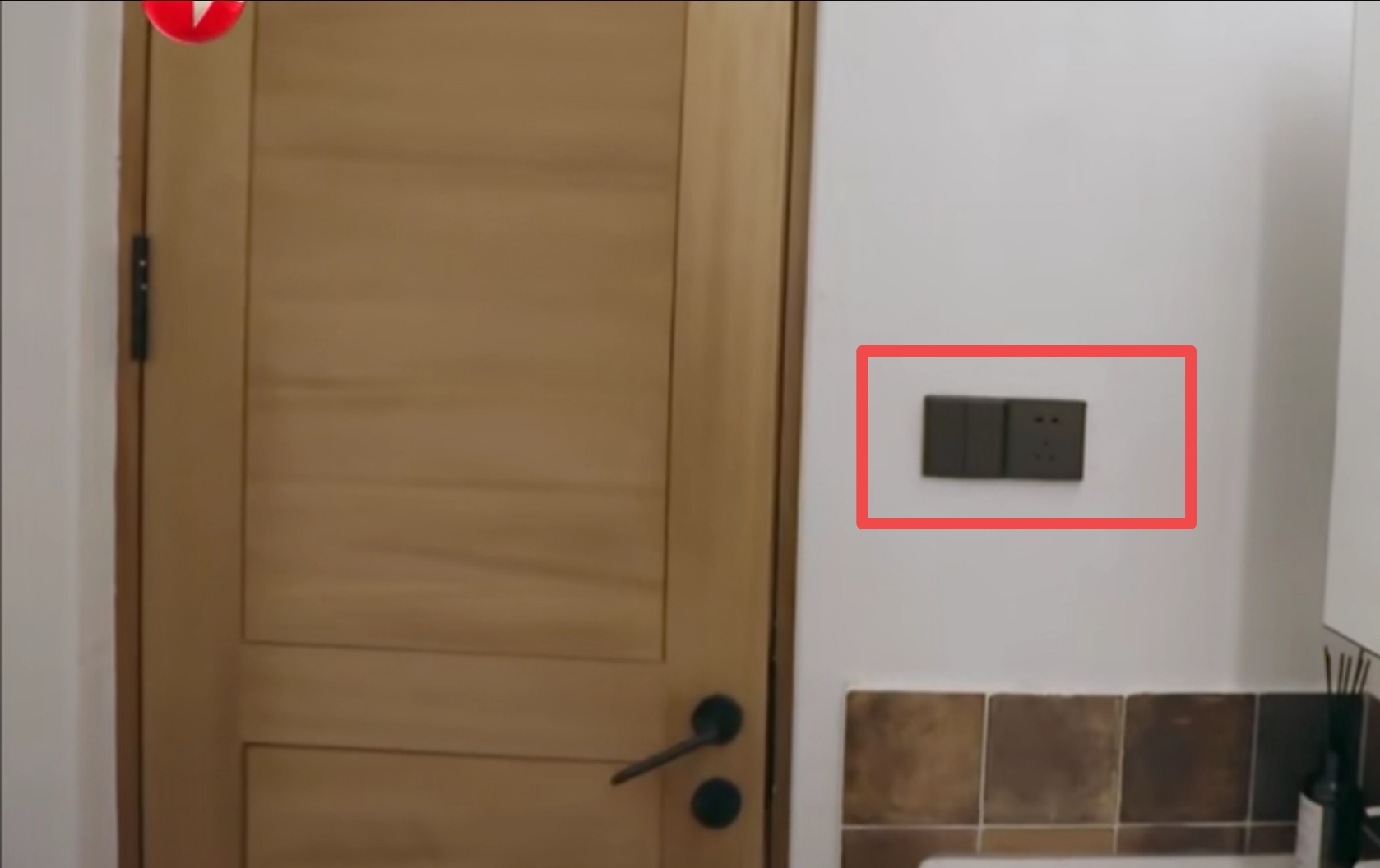 5姐妹同居养老引热议：她们为何花费400万买旧房建别墅安家？