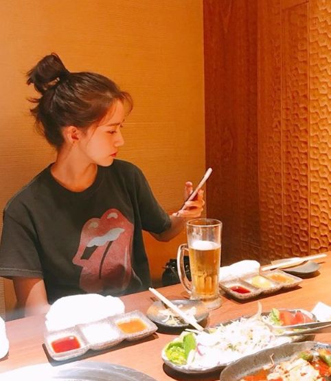 iu发型图片中短发,慵懒韩式低马尾丸子头iu