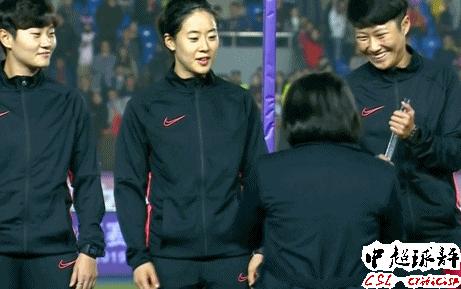 足协杯和孙雯一起颁奖的女的是谁,高洪波孙雯给武汉三镇颁奖视频