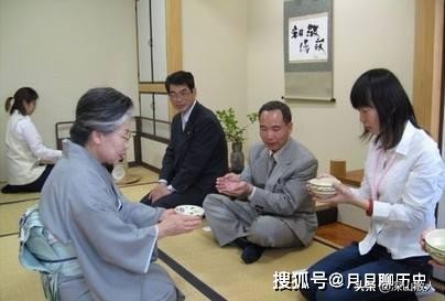 日本人进屋脱鞋是一种习惯,日本人吃饭脱鞋脚臭怎么办