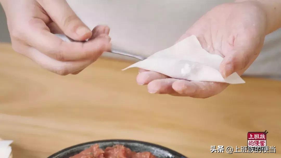 馄饨怎么包才漂亮而且要简单的,馄饨别煮着吃了教你个特色吃法