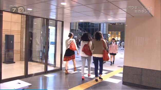 日本车站内的共享化妆室，提供各类化妆品！便利素颜赶车女性