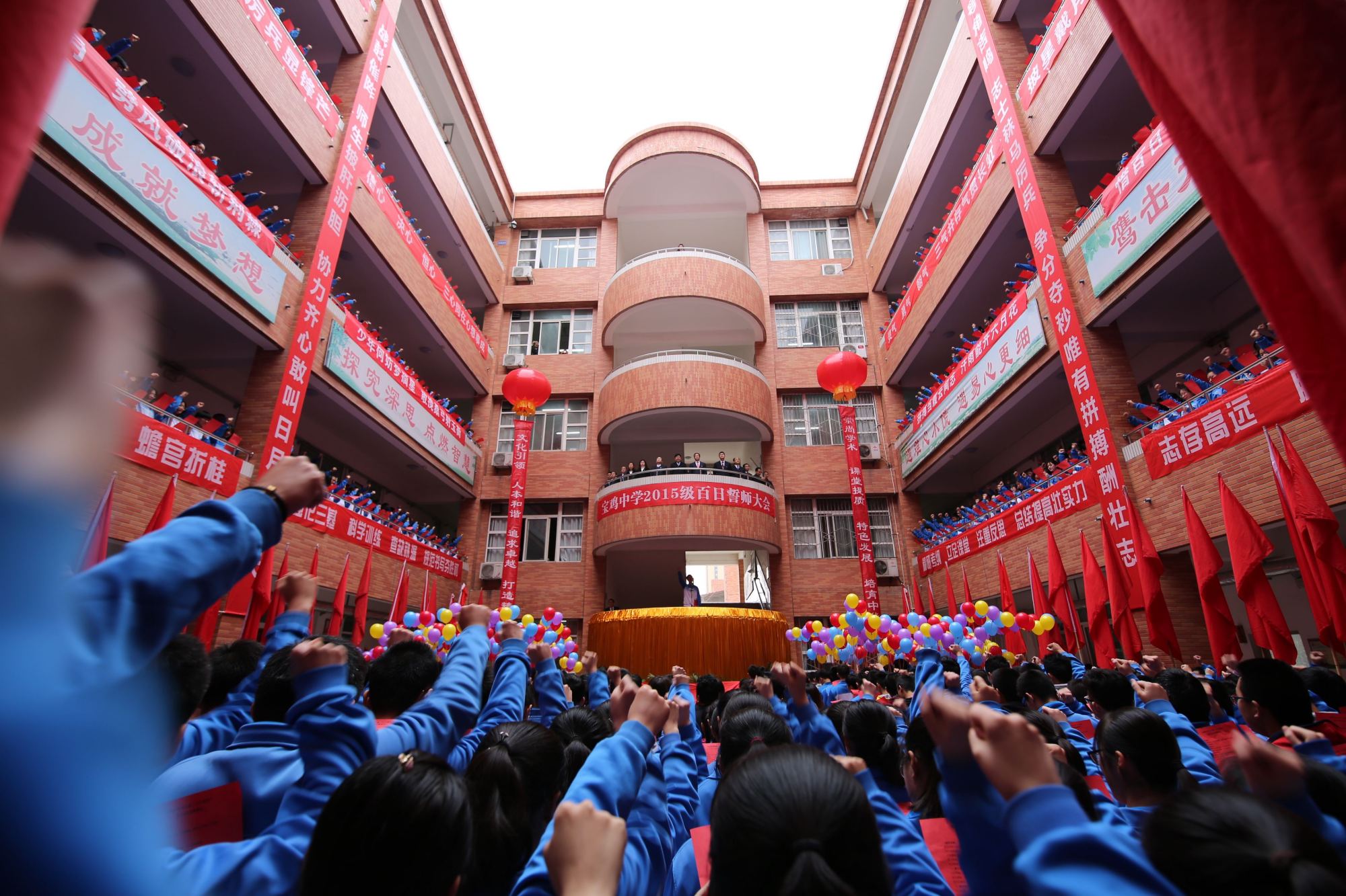 在重点班做鸡头好还是普通班好,重点班当鸡头好还是凤尾好