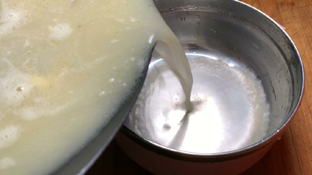 炖鲫鱼汤到底用冷水还是热水,炖鲫鱼汤里面加什么最好