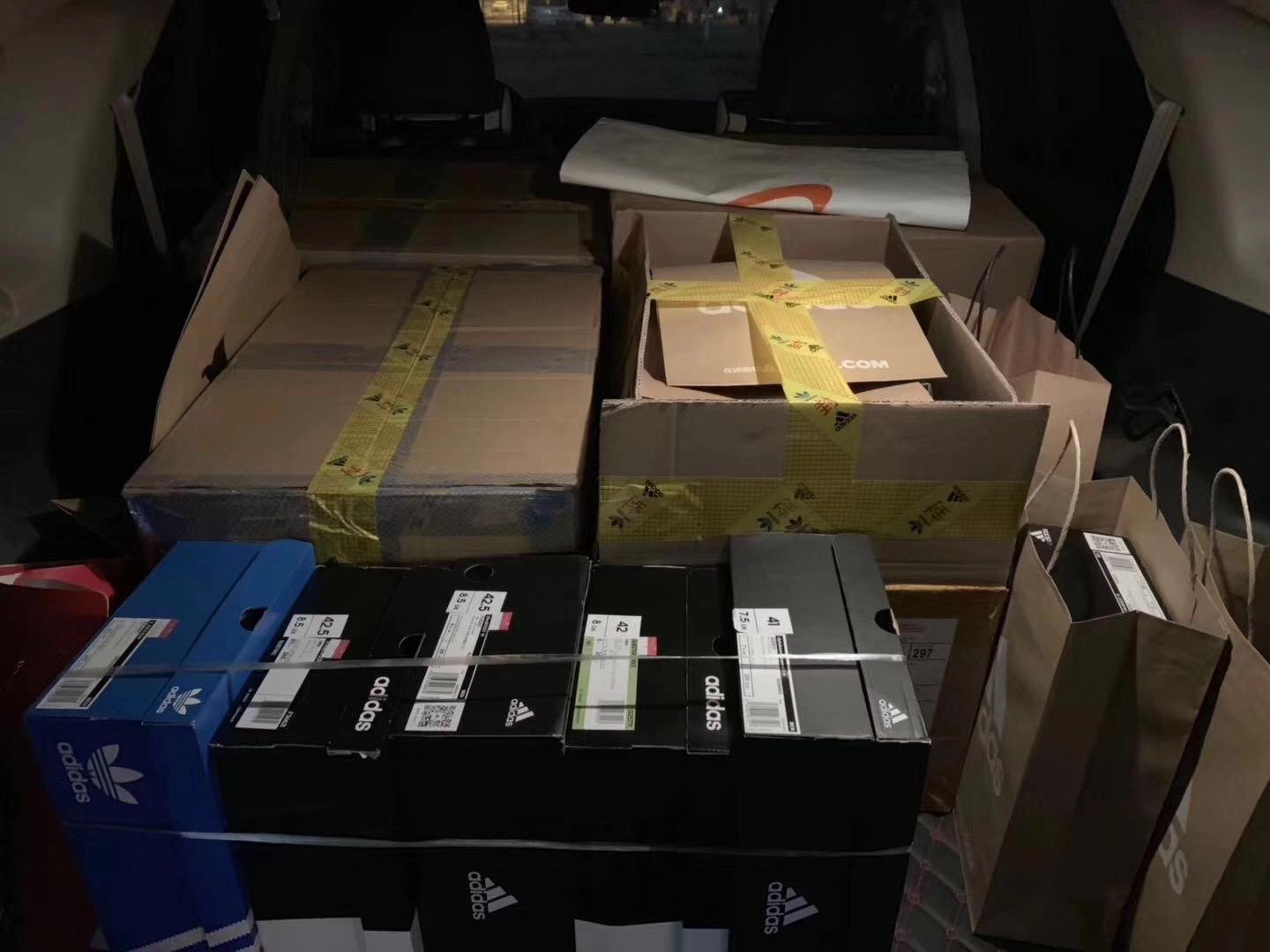 在哪里买耐克阿迪便宜正品,现在耐克阿迪的专卖店都打折了吗