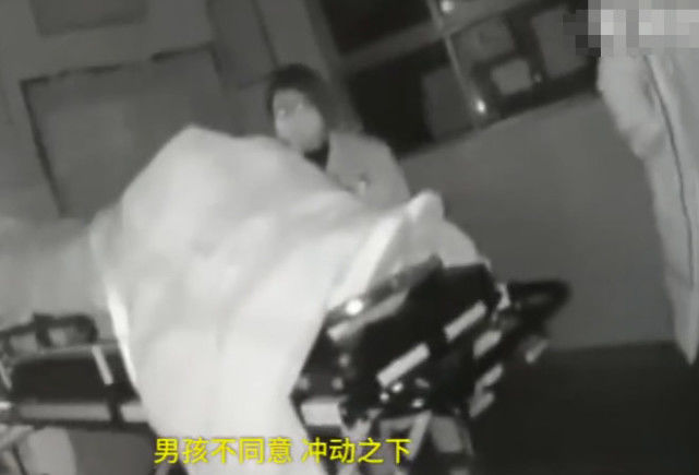 女生嫌弃男友学历低分手，几个月后要求复合，被拒绝后割腕自杀