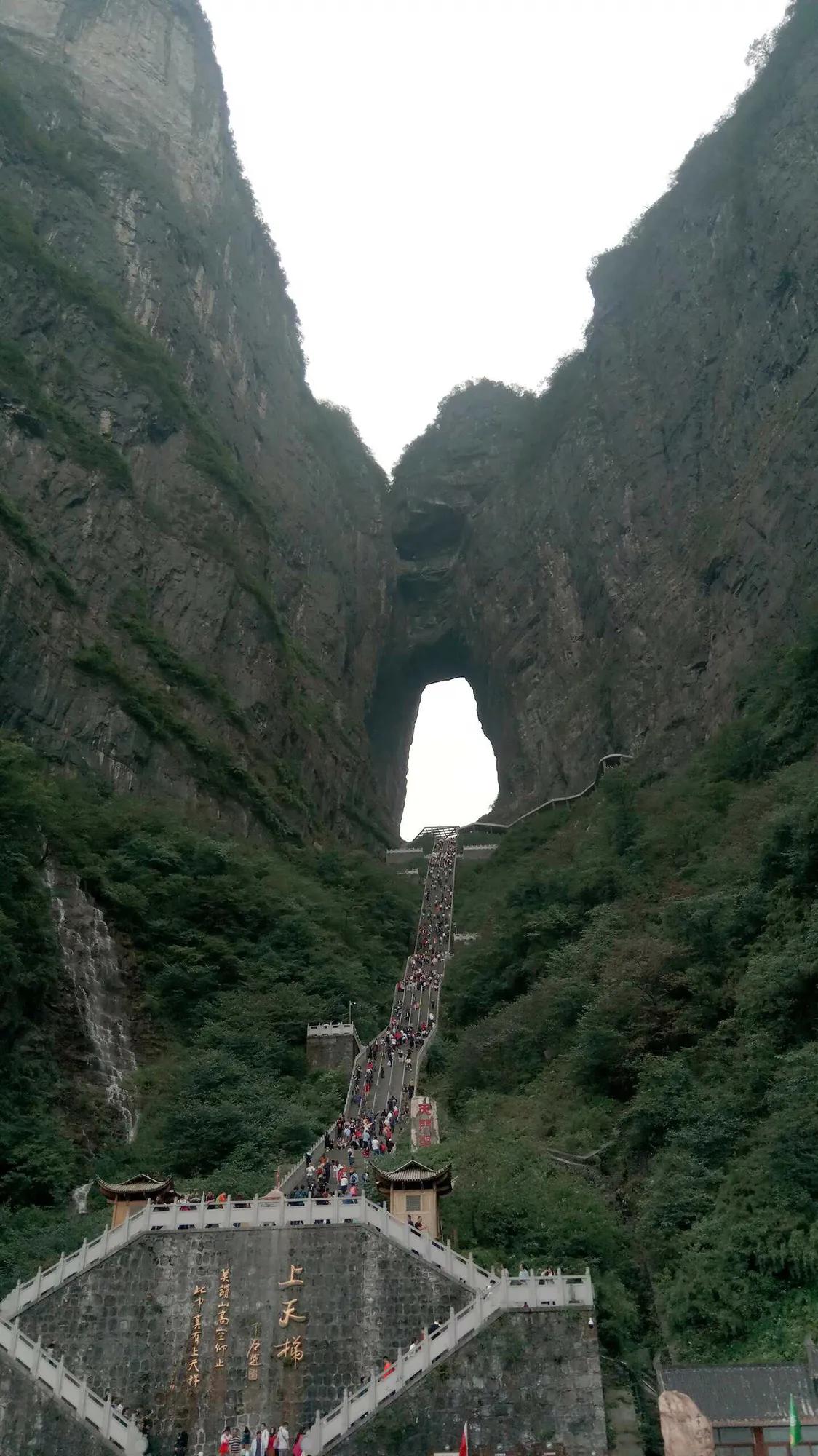 张家界天门山悬崖峭壁的视频,张家界天门山山峰险峻风景秀美