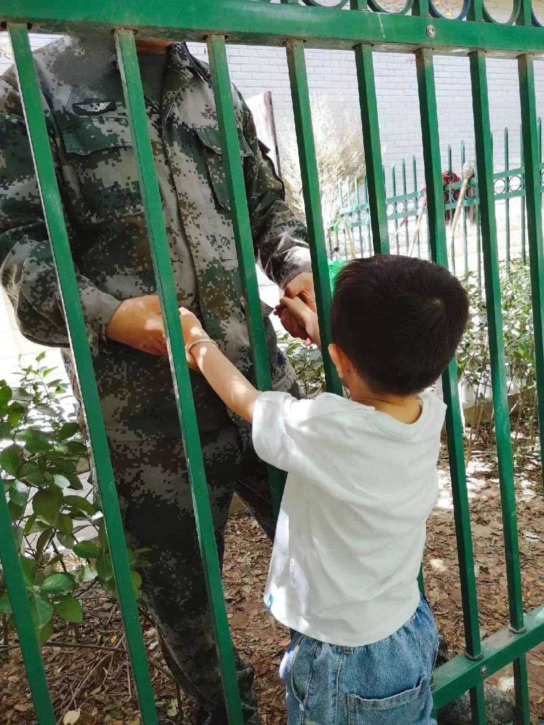 军爸给军娃惊喜视频,军爸送给军娃的六一礼物