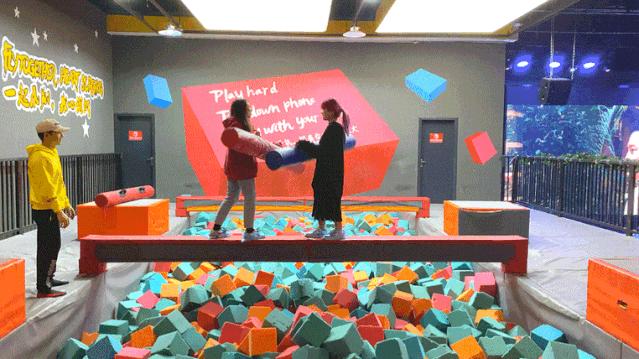 滑滑梯和蹦床乐园,弹力空间蹦床滑梯