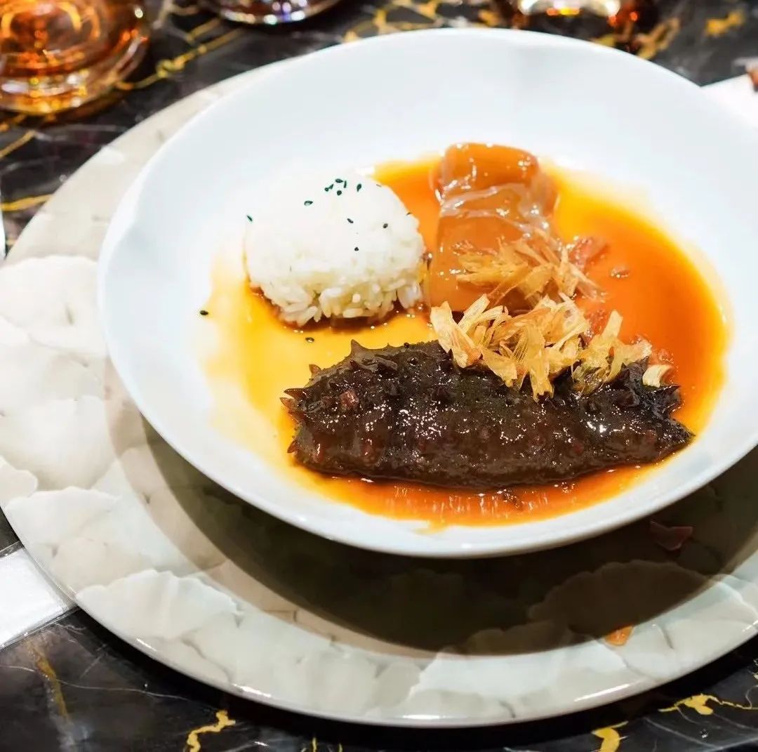 《*瓶金**梅》餐桌上的游龙戏凤