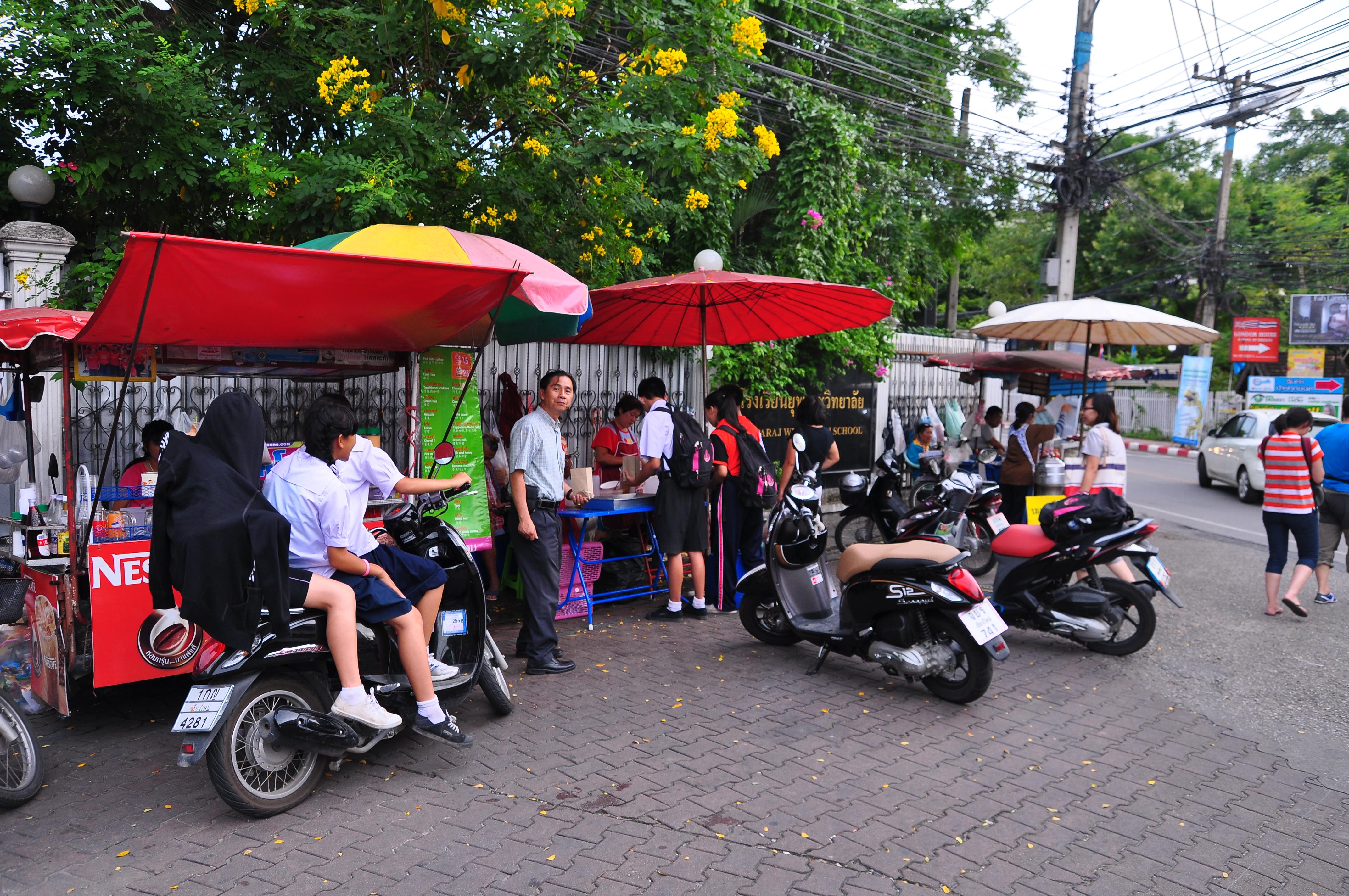 月薪七八千给孩子多少零花钱,孩子上高中每个月给多少零花钱