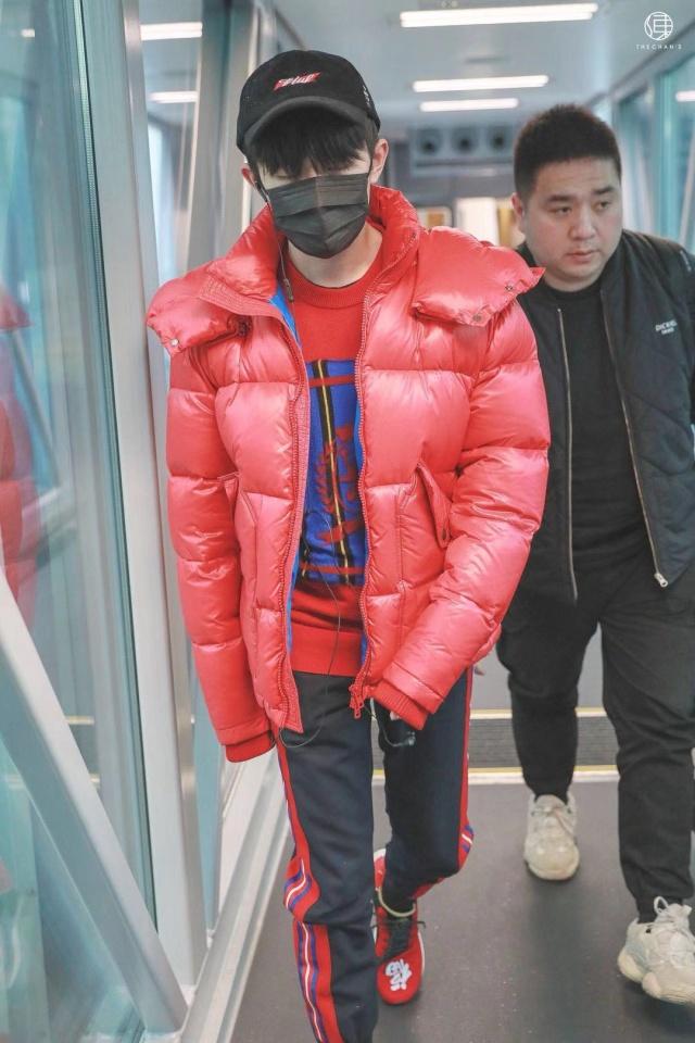 胖虎过肩摔易烊千玺造型师，千玺乱入视频，粉丝：狗啃刘海仇报了