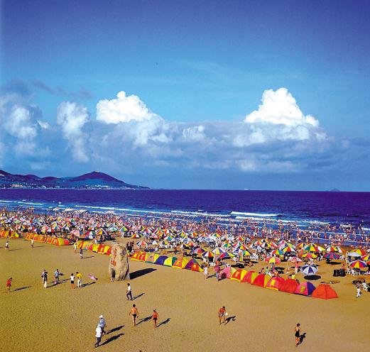 青岛金沙滩——亚洲第一滩，夏天人气火爆，美女扎堆，超级震撼