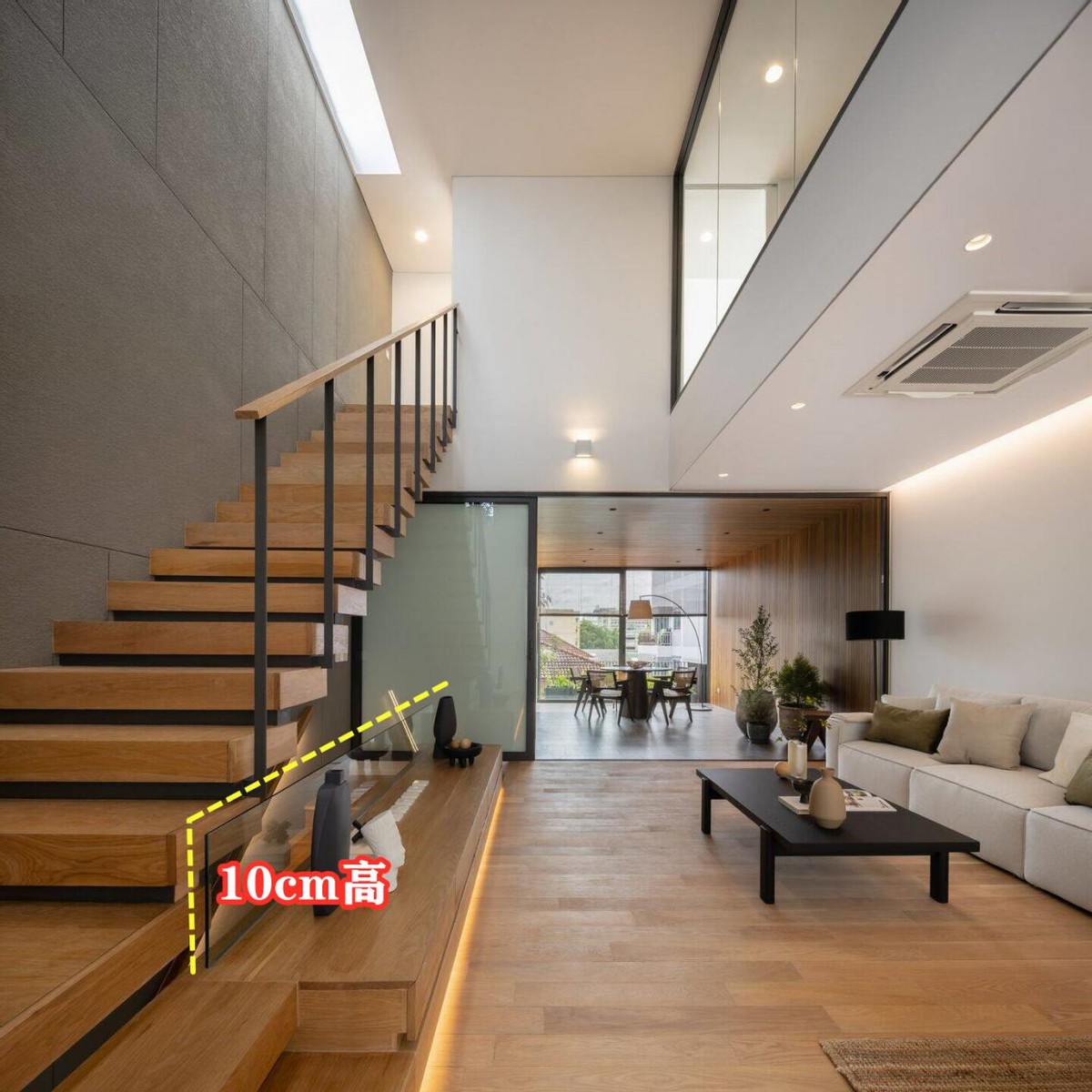 客厅中央电视柜与楼梯一体设计,客厅楼梯下面空间利用电视柜