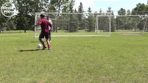 足球背身接球转身过人视频,背身接球和侧身接球的练习方法