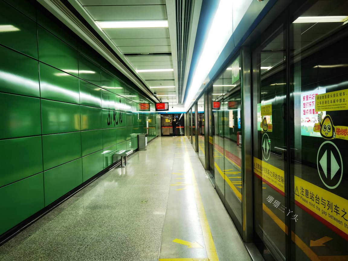 实拍广州6个地铁站,在“就地过年”的倡议下,坐车的寥寥无几?