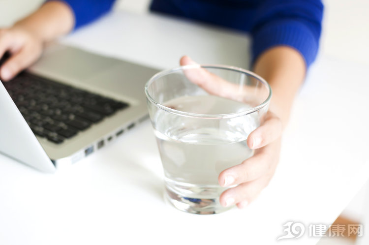 尿液发黄，是小事？长期不治，2个影响事与愿违