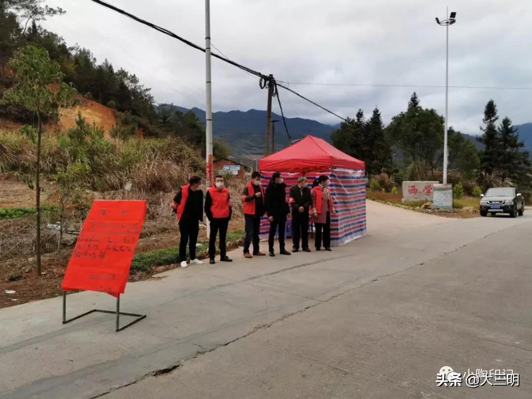 一抹志愿红齐心协力抗疫情,一抹志愿红温暖居民心