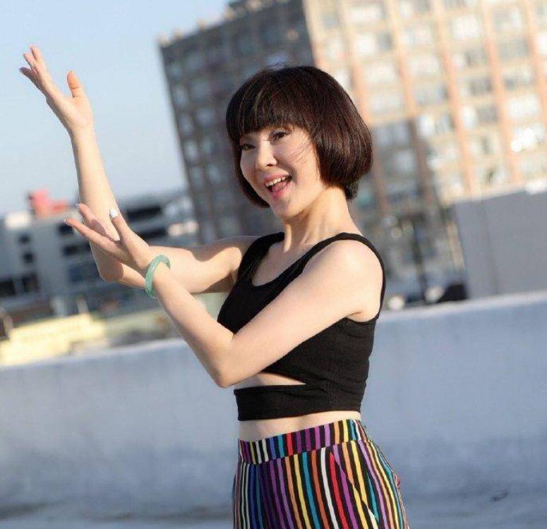 她因《常回家看看》火遍全国，却惨遭前夫背叛，离婚后卷走12亿