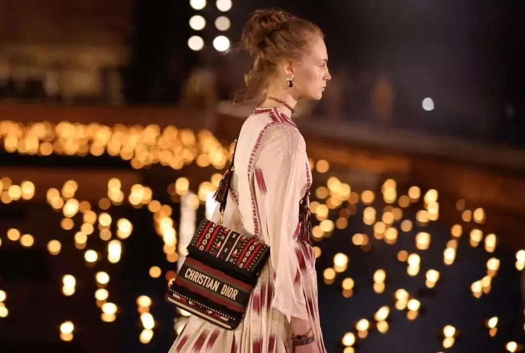 在摩洛哥皇宫，穿拖鞋看秀，是什么体验？