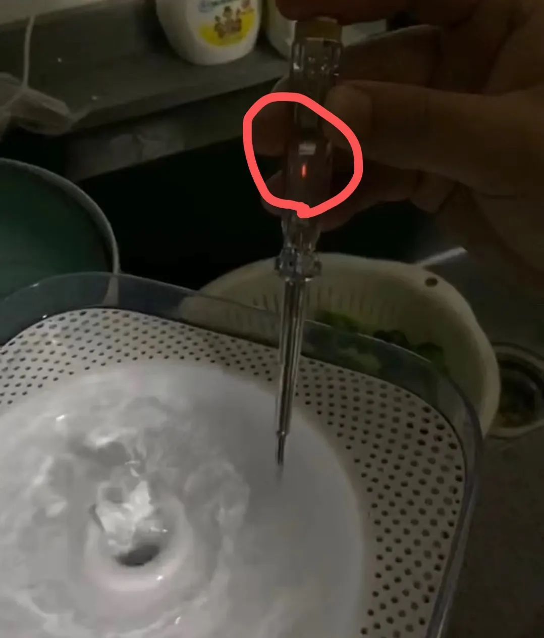 小佩宠物饮水机漏水,小佩饮水机漏电对宠物有害吗