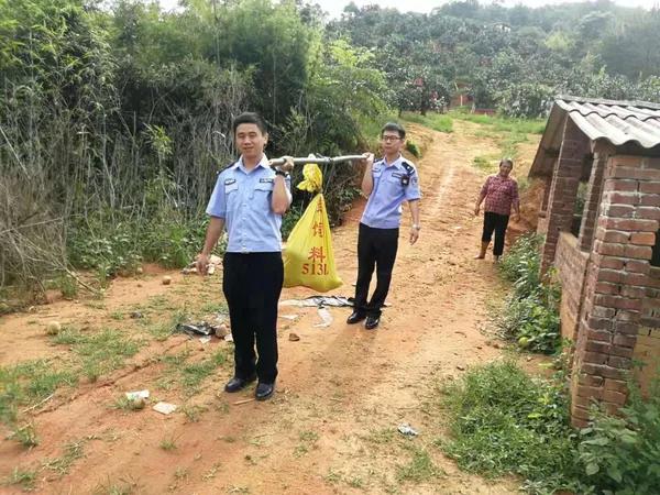 村民家中蛇出没警民合力擒长蛇,蛇出没曲靖捕蛇民警又捕三条蛇