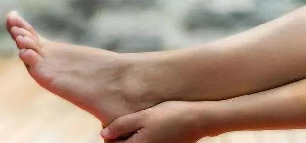 解决新鞋磨脚的有效方法,小白鞋第一次穿磨脚怎么办