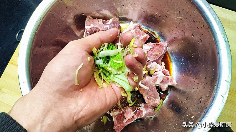 大鲤鱼骨头鱼肉怎么做好吃,猪尾巴和骨头怎么做的好吃