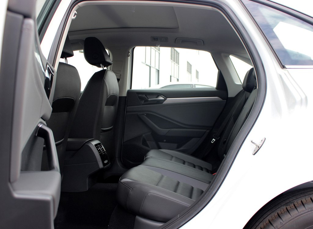 这台“小*萨特帕**”，次低配车型1.2T+5挡手动，13.89万值得买吗？