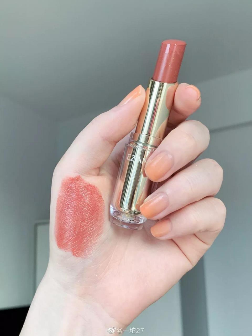 快买了这只口红来人间水蜜桃学院报道!