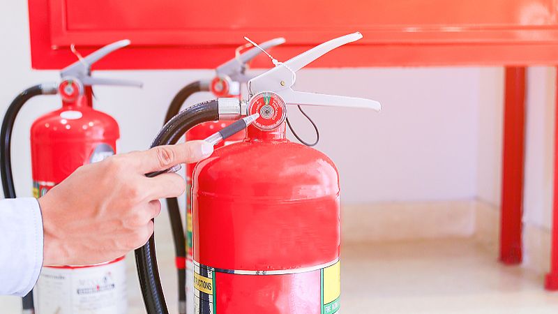 手提灭火器灭火的正确使用方式,怎样正确使用灭火器灭火选择题