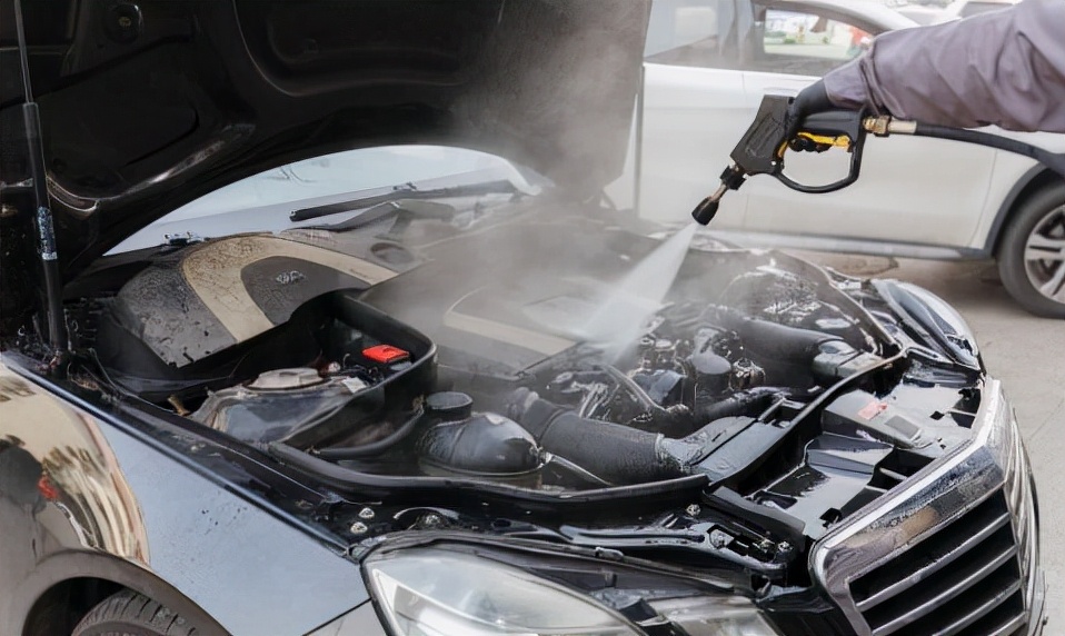 年检油门踩到底爆缸,猛踩一脚油门后发动机轰鸣