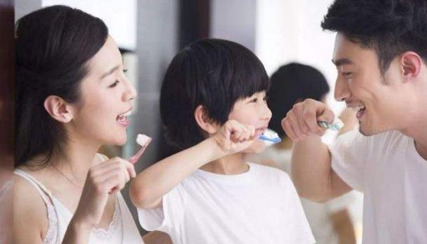 每天刷2次牙还有黑洞?:用“此方法”刷牙,没黑洞才怪呢!