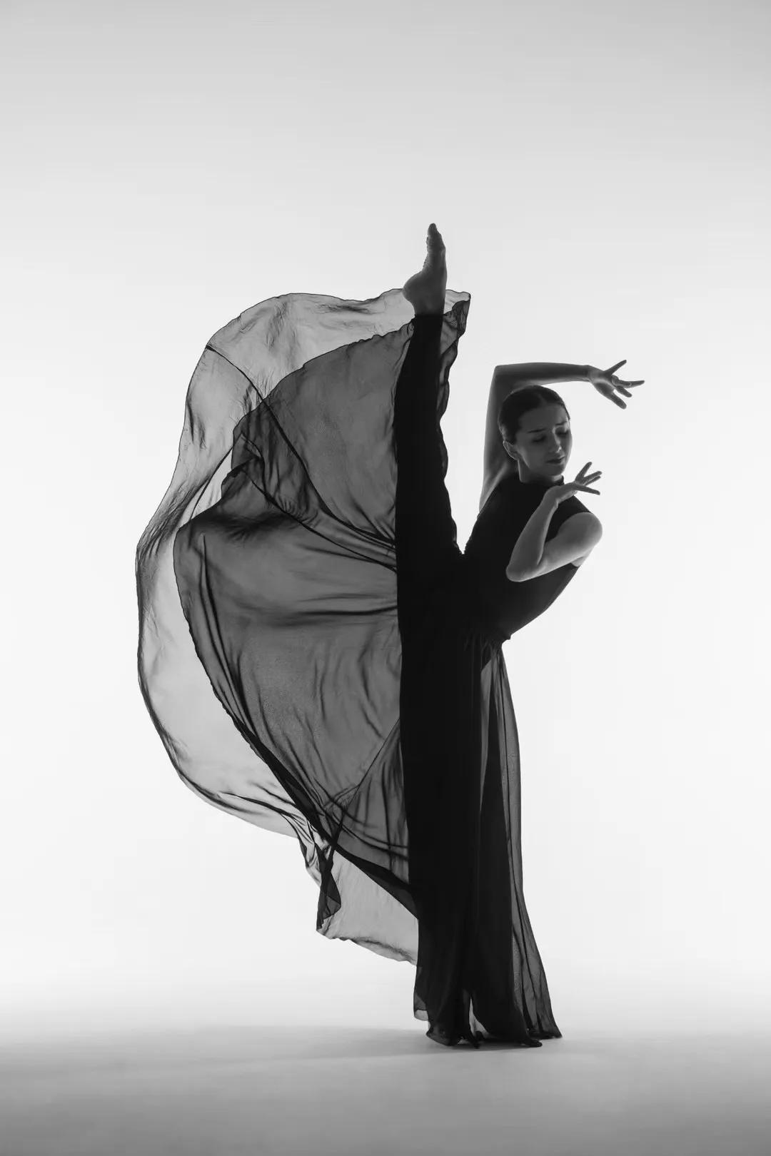 *疆新**“杨丽萍”古丽迪娅尔