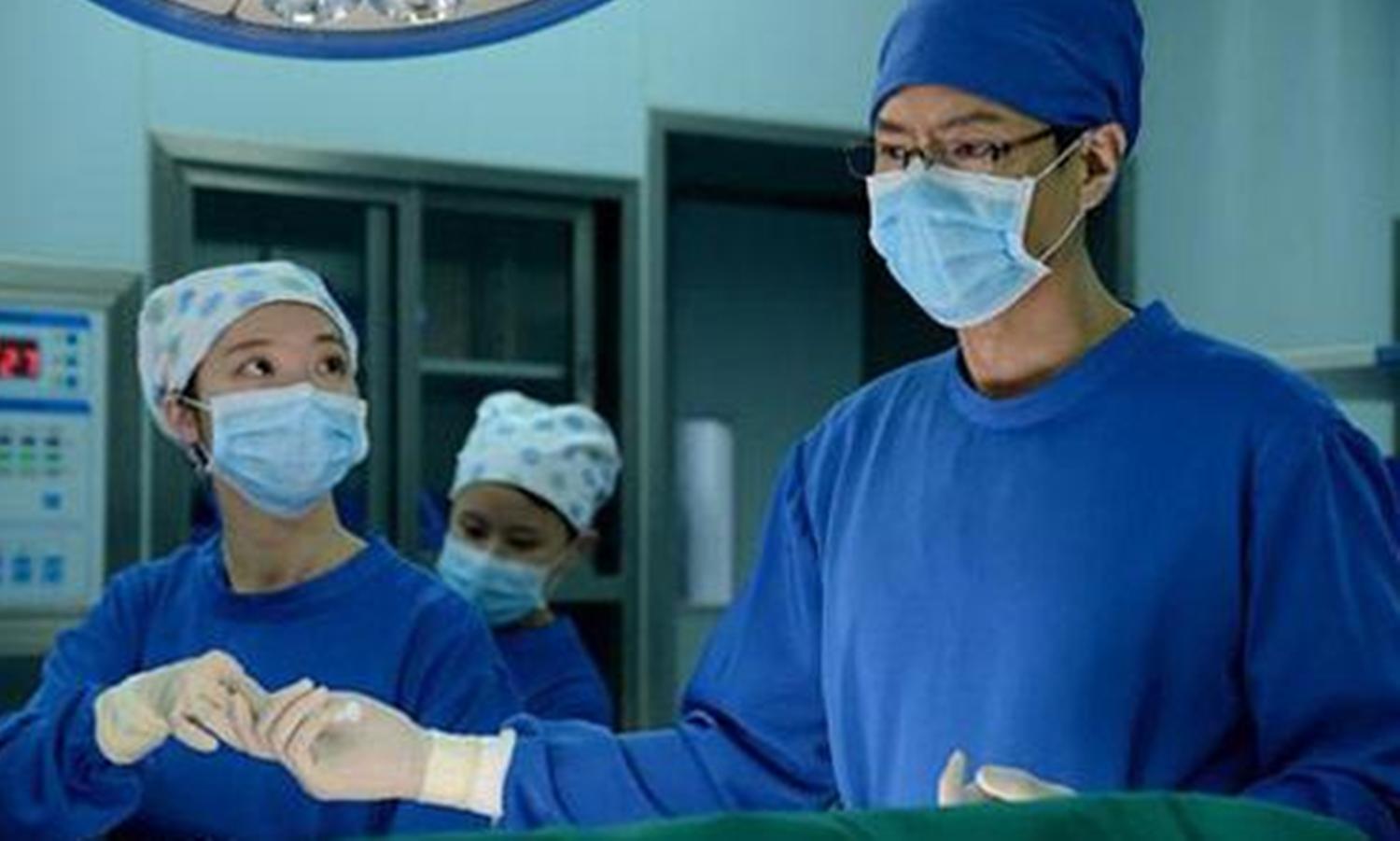 男护士为孕妈产前“刮毛”，丈夫主动请缨，护士的话，夫妻羞愧