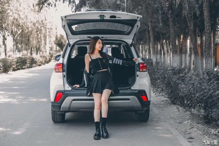 走稳重路线,北京现代ix35路上行驶视频