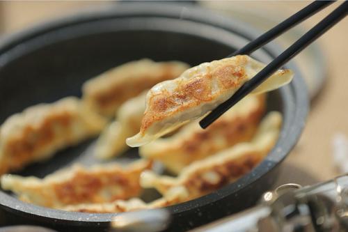 锅贴面糊用淀粉还是面粉,做锅贴怎么调水淀粉