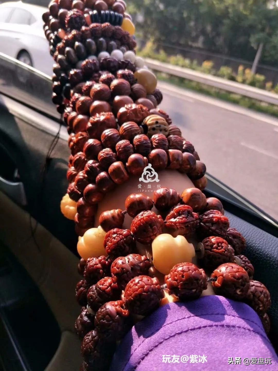 玩了五六百条手串,每天麒麟臂上班,这女子玩串牛气