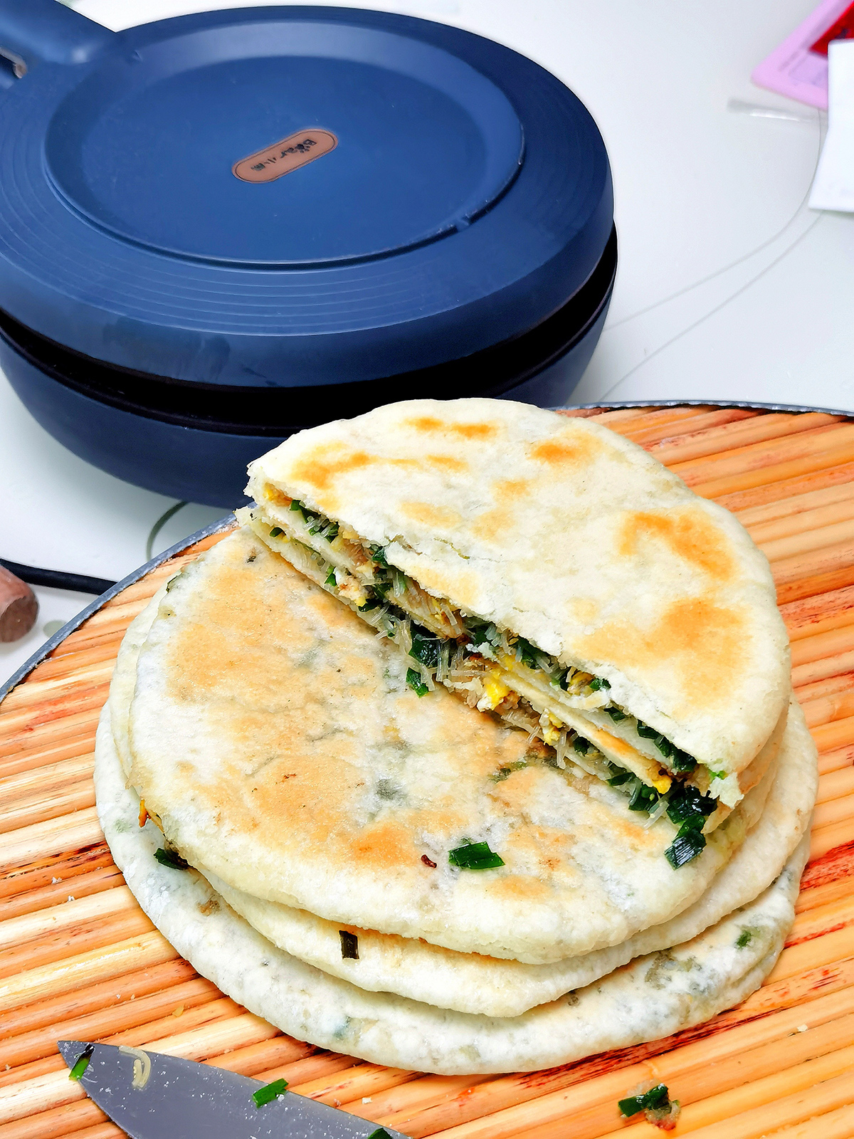 小葱鸡蛋锅贴电饼铛的做法,小熊电饼铛鸡蛋饼的做法